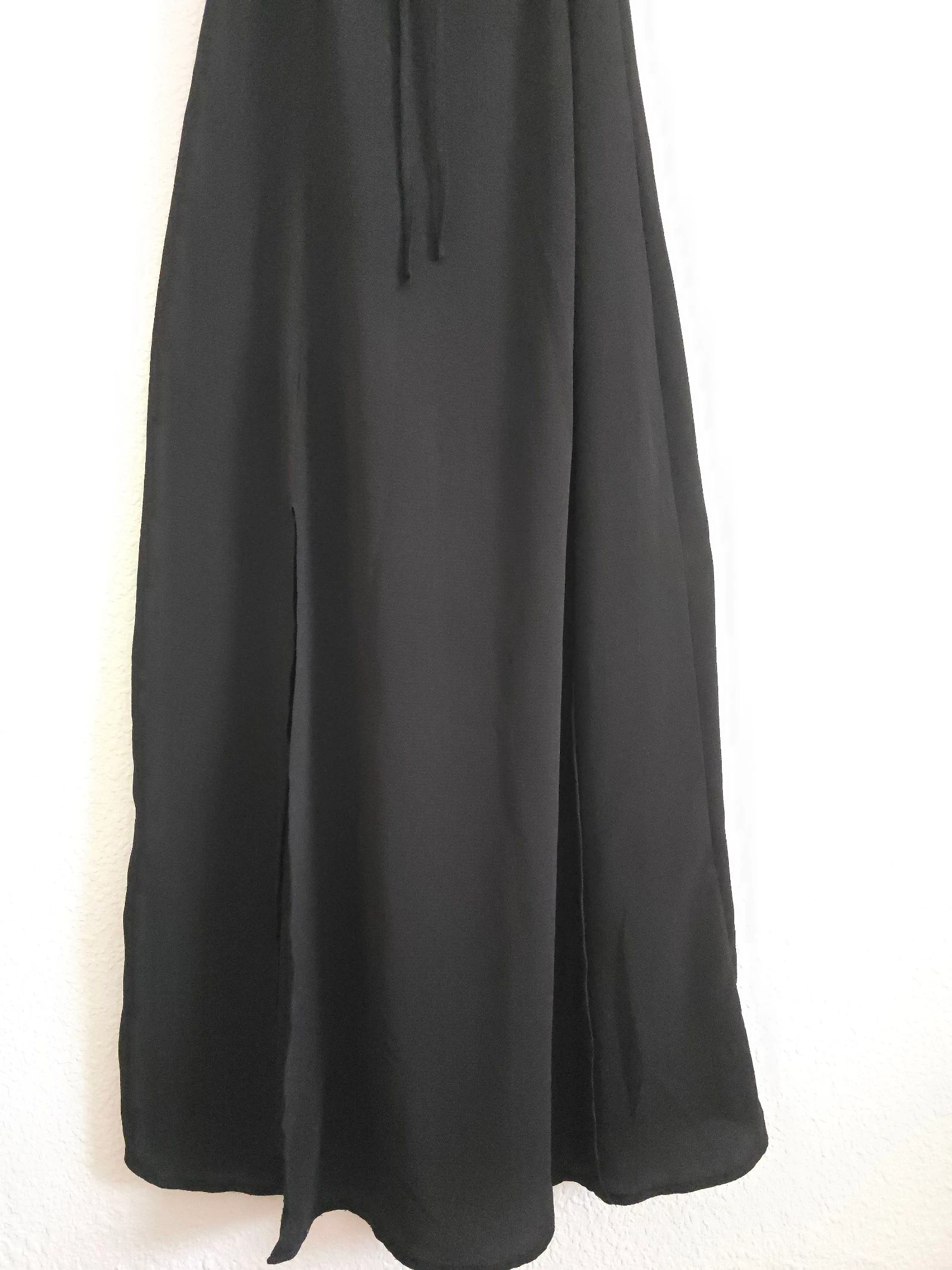 Amisu Vestido Maxi Preto com Gola de Babado Alças Ajustáveis Fenda Lateral Amarração na Cintura Tamanho P – photo 3